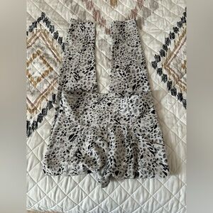 Freely Women’s Haven Luxe animal Print leggings  with side Pocket. Size M.